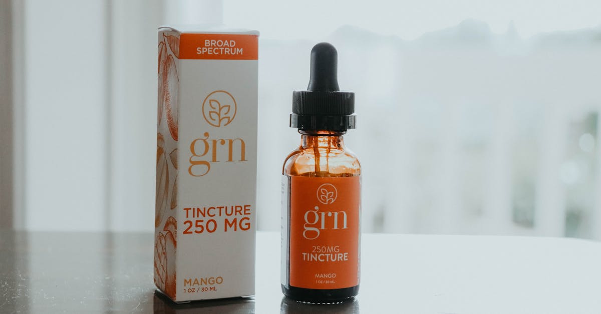 持病や薬との併用を心配してサプリメントのラベルを確認する男性