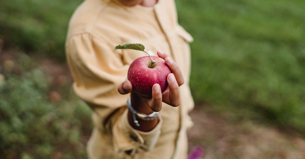 成長期の中高生が骨や筋肉のイメージ図を背景に説明を受けている様子。成長の重要性を表現