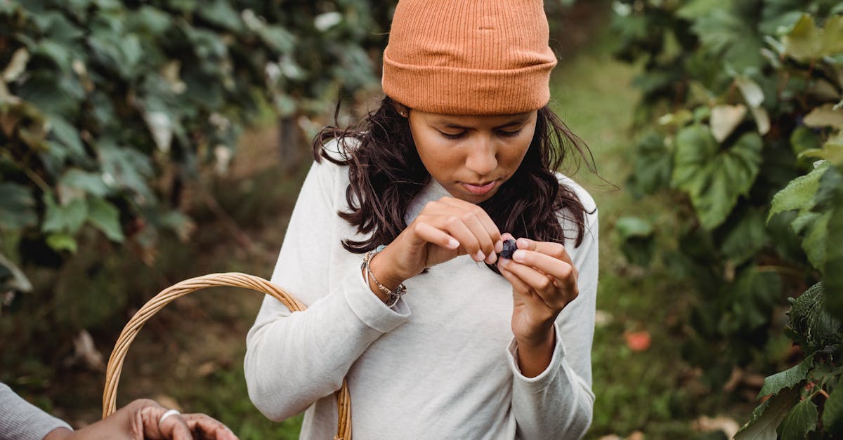 成長期の中高生が骨や筋肉のイメージ図を背景に説明を受けている様子。成長の重要性を表現