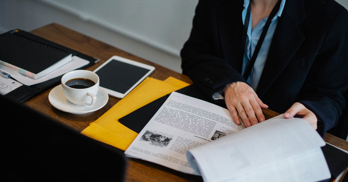 美容のプロがファンデーションの口コミを分析している様子