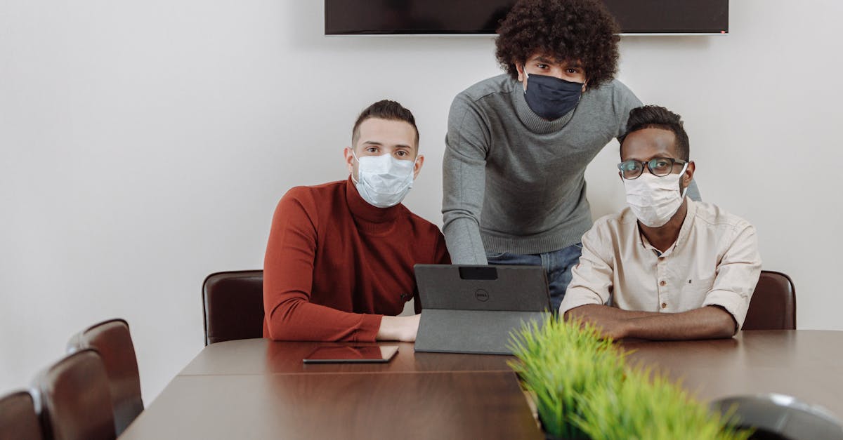 仕事中も健康管理を意識するオフィスワーカーの食事シーン