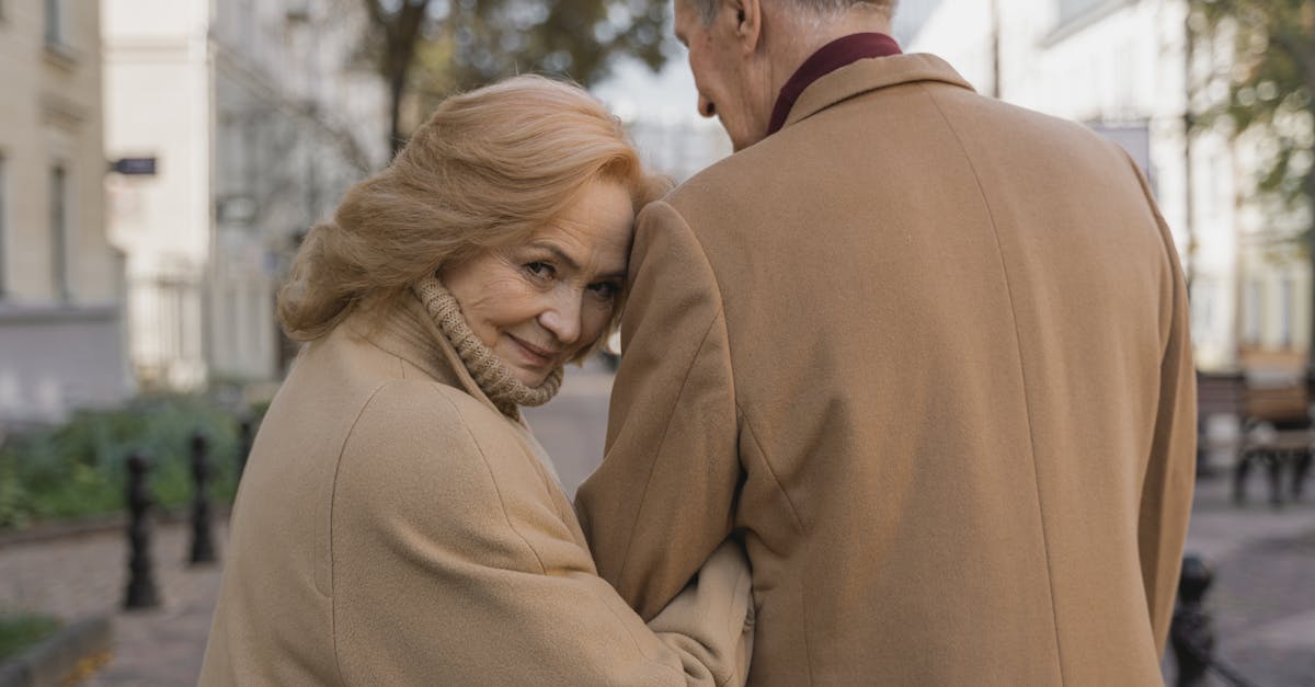 パートナーとの関係が改善された男性。自信回復による良好な関係の変化。