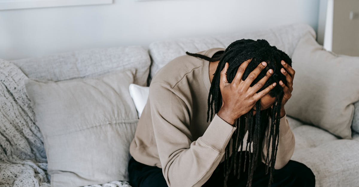 クラチャイダムゴールドで活力を取り戻す決断をする男性のイメージ