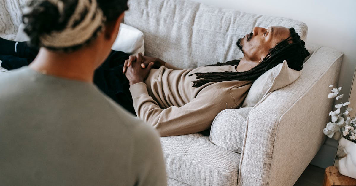 アデランスの無料体験で一部気になる点をスタッフに質問する男性のイメージ