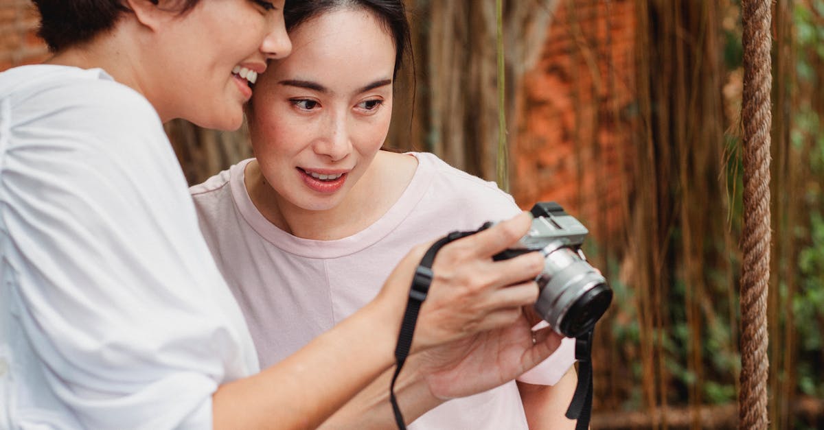 スキンケア製品のレビューを共有する女性たち。笑顔と共感の雰囲気が漂うナチュラルなシーン。