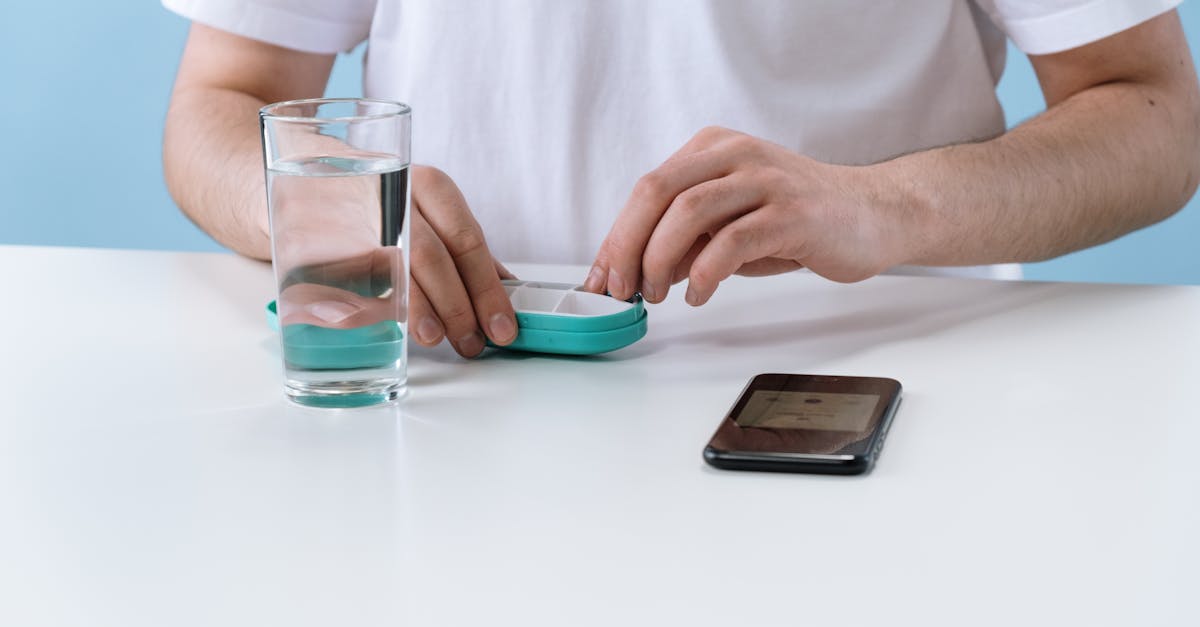 毎日の生活の中でトリピュアを継続して摂取する女性。継続が変化を生むことを表す穏やかな朝の風景。