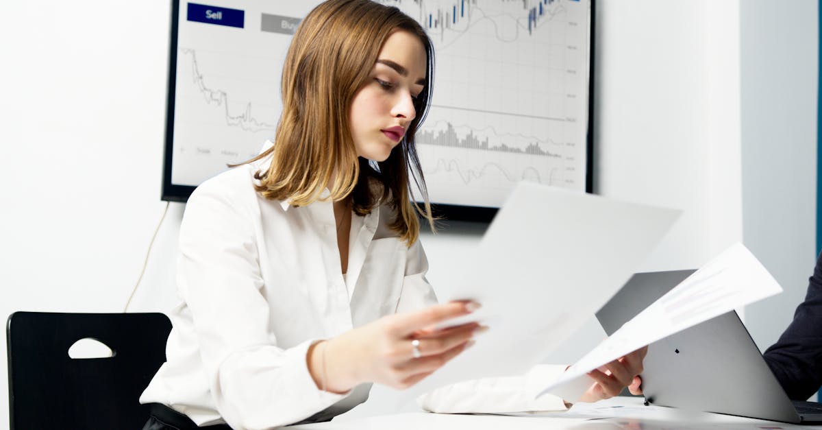 鼻毛脱毛について話す女性たちのリアルな口コミや体験談の様子