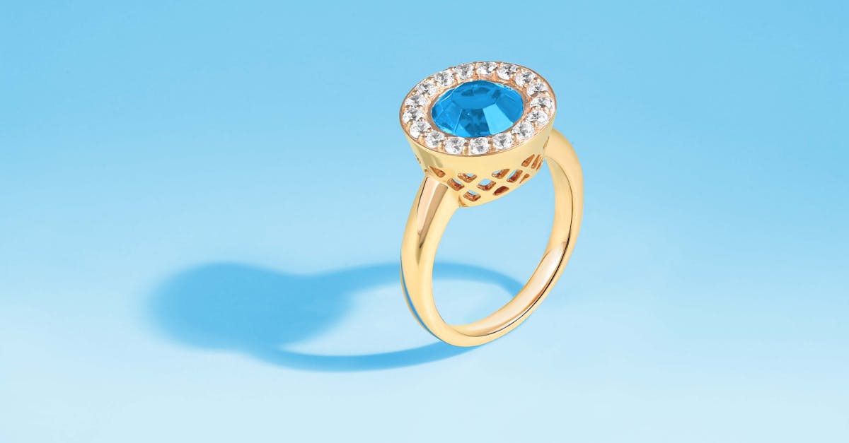 ファッション性のあるスマートリングを着けて外出する男女