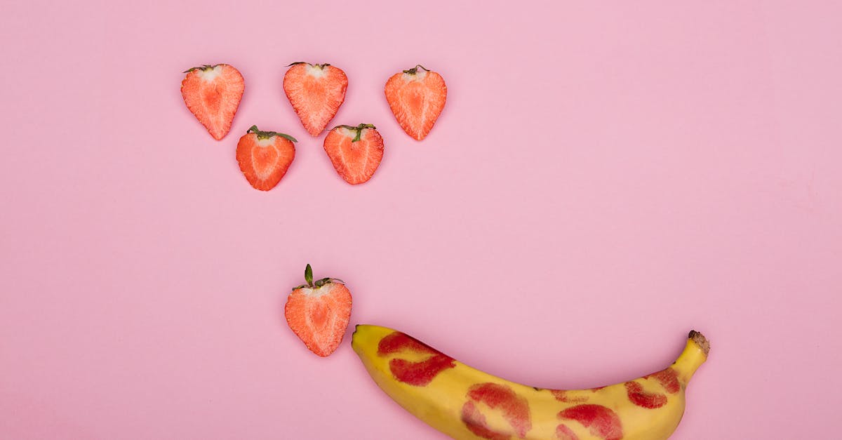 自宅でスマホを使ってED治療のオンライン診療を受ける男性のイメージ画像