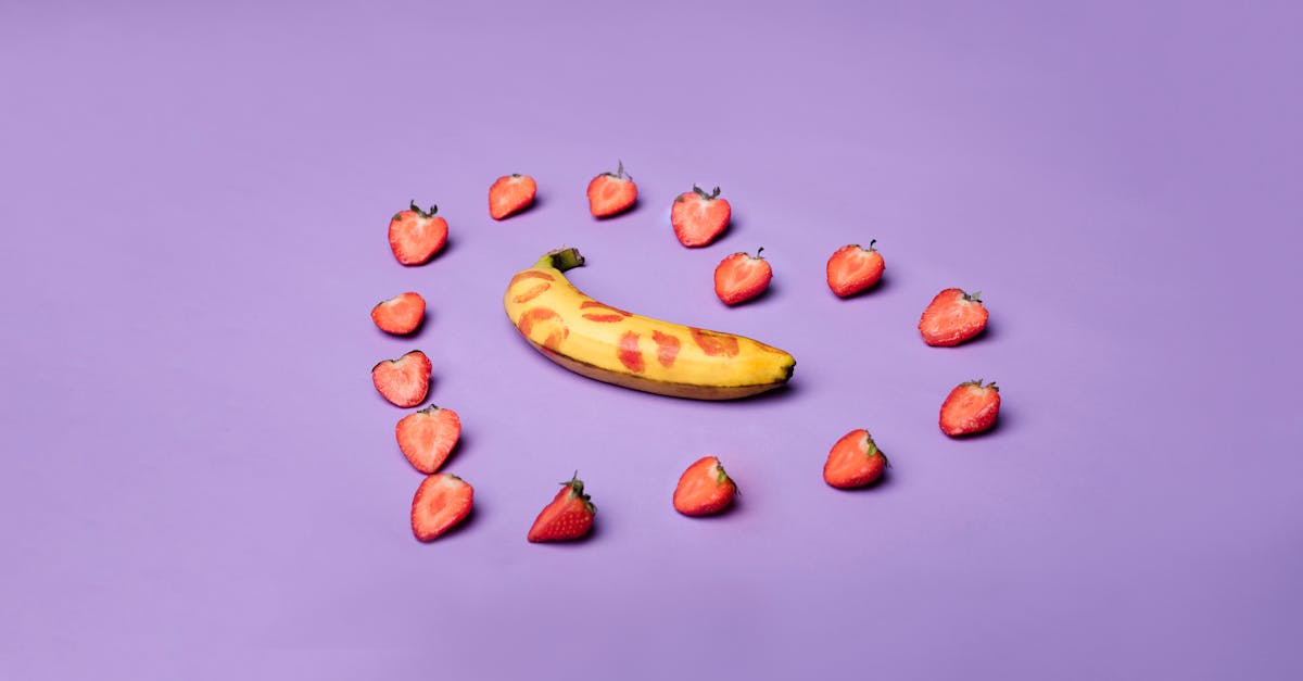 レバクリを使うべきか悩みながらも前向きに検討している男性のイメージ画像