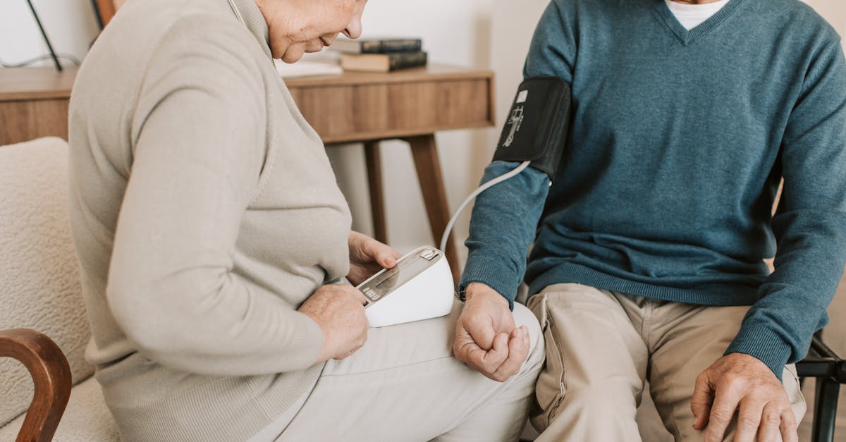 健康管理を始めることを決意してスマートリングを手に取る男性