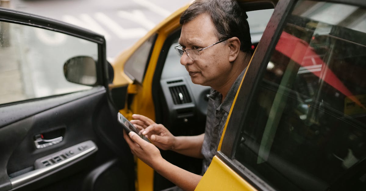 スマートリングの使い方を説明するシーンや装着している様子