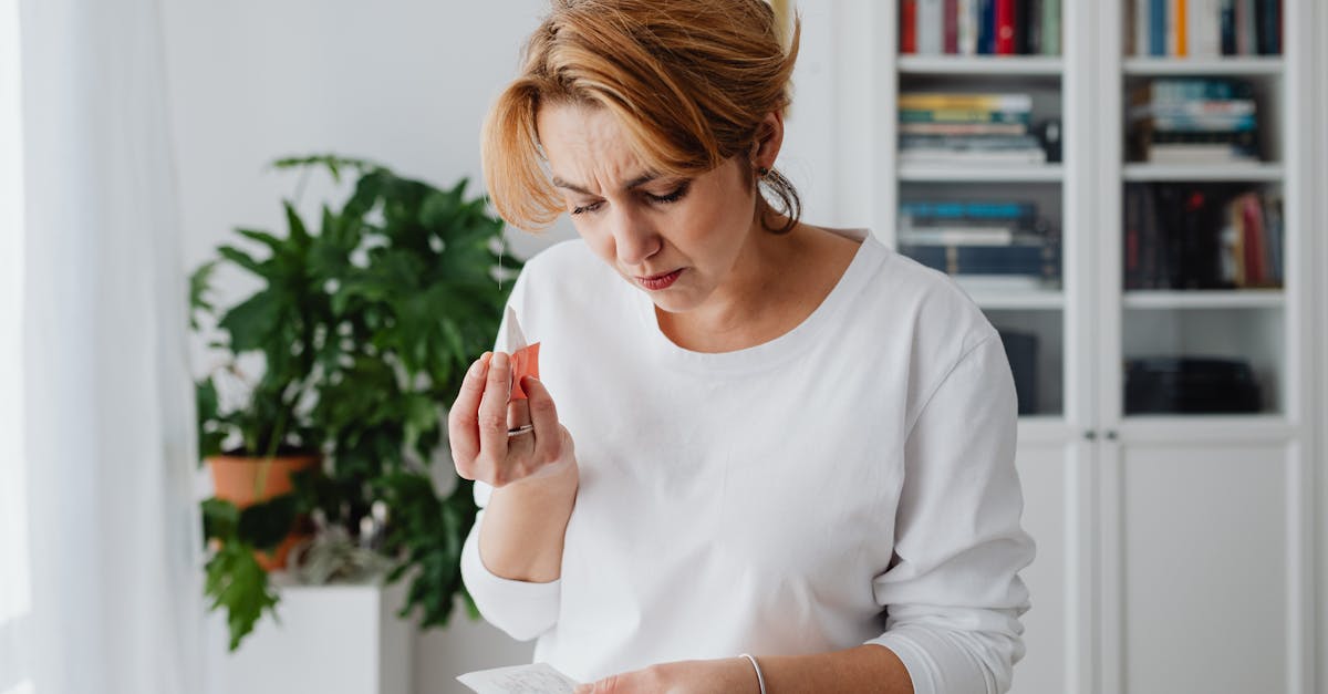 医療脱毛の費用に不安を感じている女性のイメージ