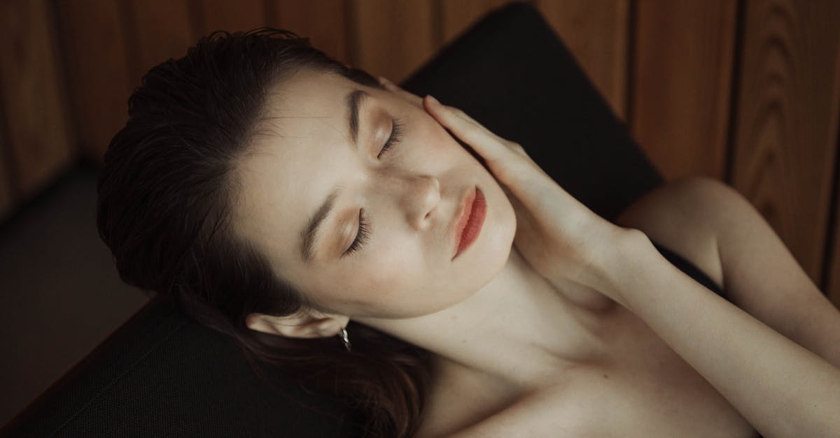 ED治療にかかる費用の明細を確認している男性の様子