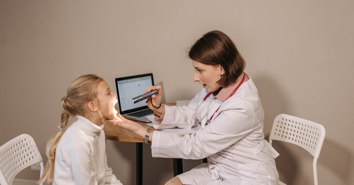 医療脱毛に関するよくある質問に答える女性スタッフと安心する患者