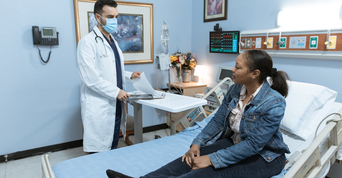 病院へ行くことをためらう若い男性を描いたイメージ画像