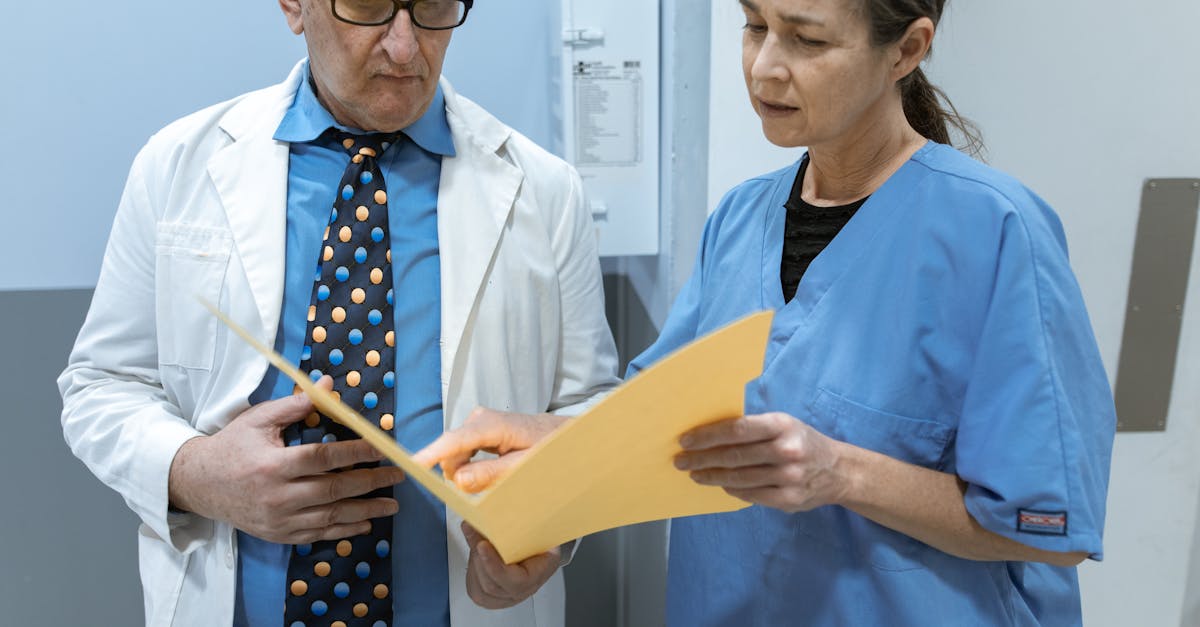 男性専門クリニックでの相談風景。治療の多様化とカスタマイズ医療。