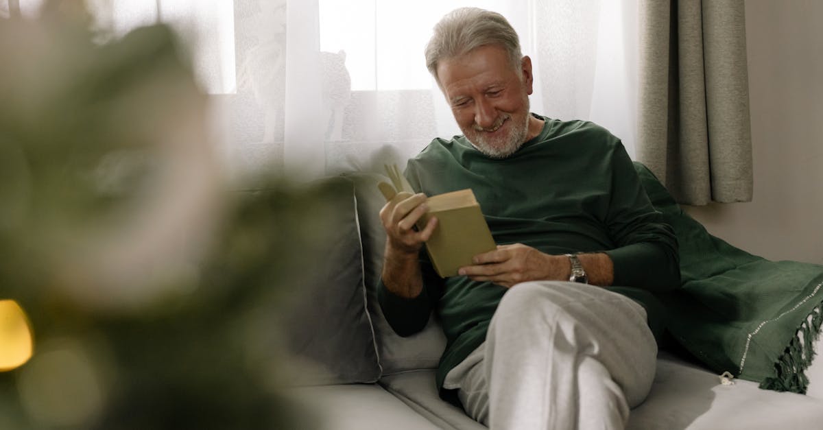 持病や薬との併用を心配してサプリメントのラベルを確認する男性