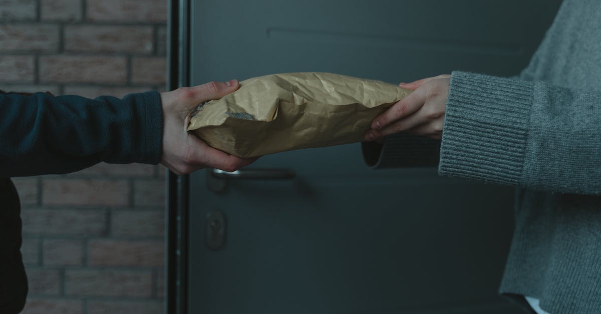 中身が分からないように配慮されたSTDチェッカーの梱包箱。差出人名や製品名も目立たず、プライバシーに配慮された配送の様子。