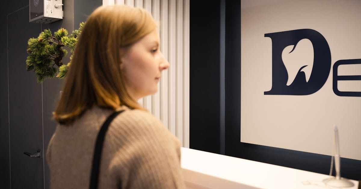 アデランスの無料体験後に満足して笑顔になる男性のイメージ画像