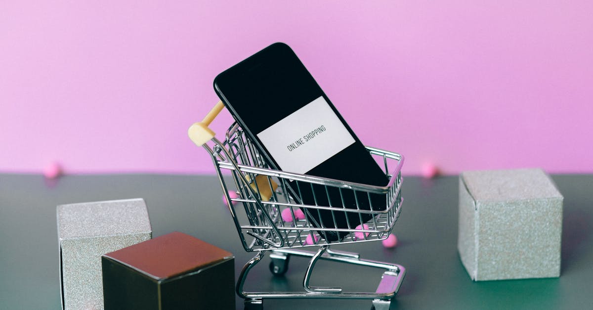 スマートフォンやパソコンで公式サイトと通販サイトを比較している女性のイメージ