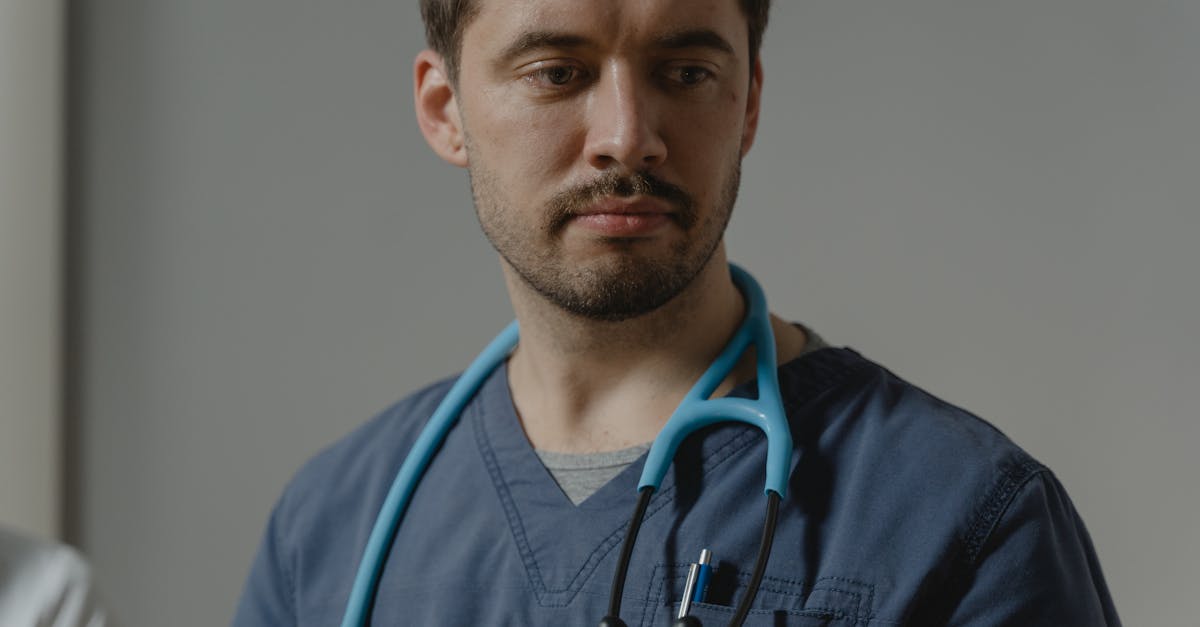 レバクリを使うべきか悩みながらも前向きに検討している男性のイメージ画像