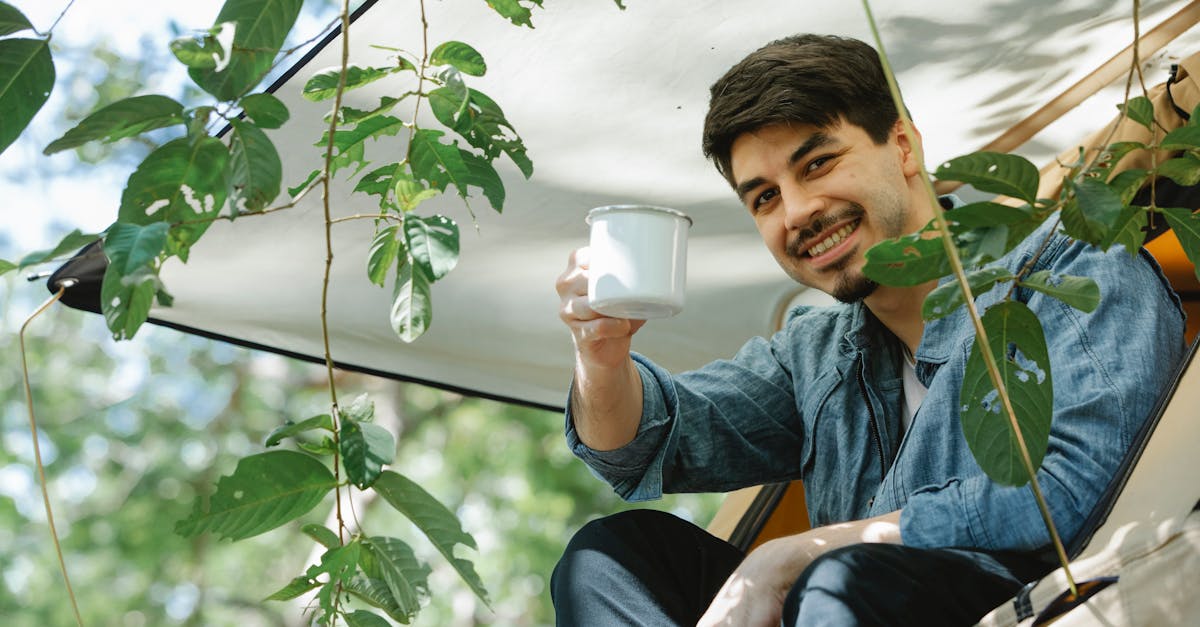 朝から元気に目覚める30代男性のイメージ