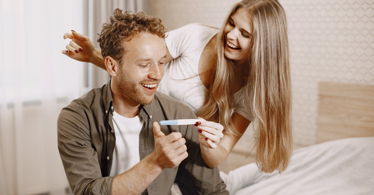 妊娠検査薬を見て喜ぶカップルの笑顔