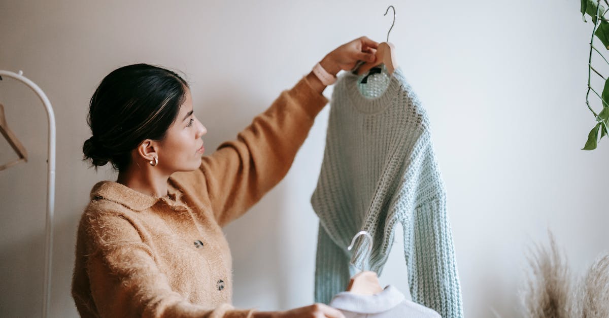 複数の美容クリニックの特徴を比較する女性が表を見ながら検討している様子