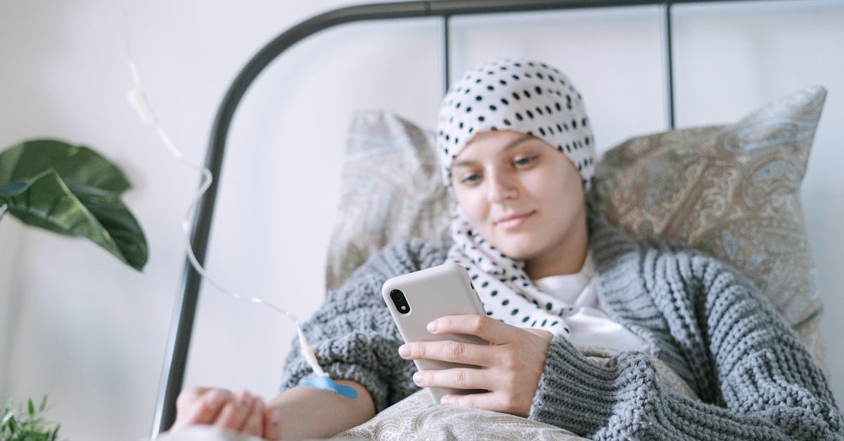 レバクリの公式サイトにアクセスして診療予約ページを開いているスマホ画面のイメージ