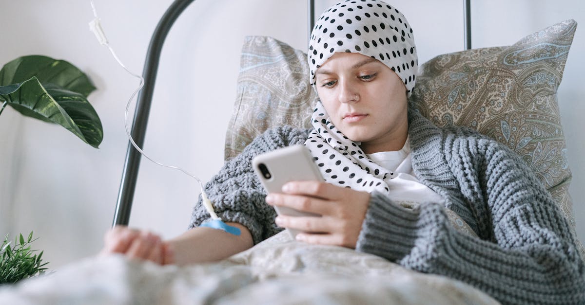 レバクリでのED診療の流れをスマホで操作している様子のイメージ