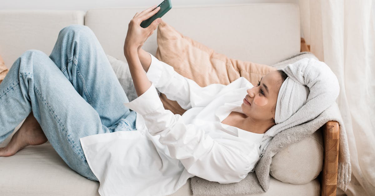 SNS投稿用にスキンケアのビフォーアフターを撮影する女性。自然な笑顔でツヤ肌を見せるリアルな瞬間。