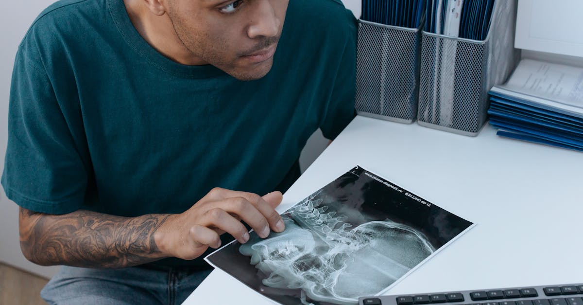 イースト駅前クリニックでED治療を受ける男性が診察を受けている様子