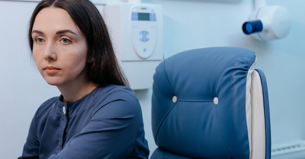 女性が安心して通える医療脱毛クリニックの選び方を検討している様子