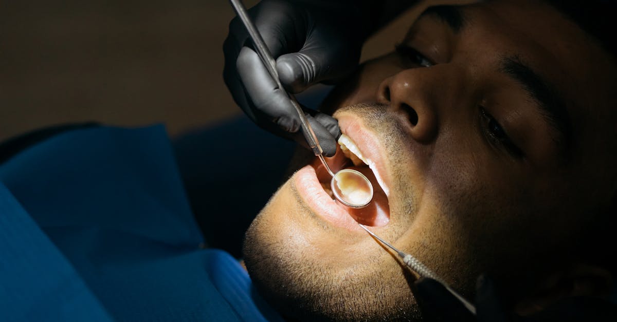 病院へ行くことをためらう若い男性を描いたイメージ画像