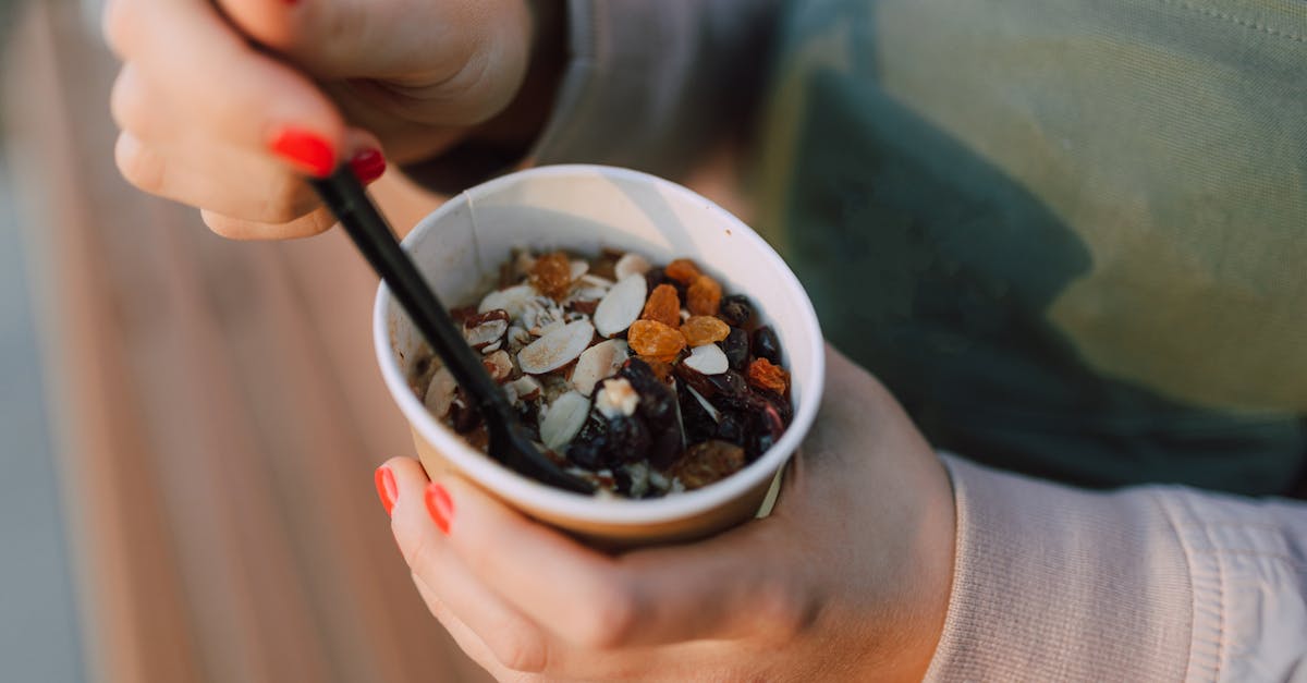 食べることを楽しみながら体型を維持する笑顔の女性のイメージ