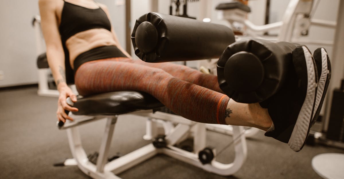 夜の寝る前にドリンクを飲む中高生の様子。成長ホルモンと栄養の関係をイメージさせる画像