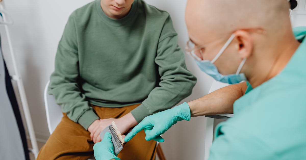 アデランスの無料体験後、スタッフが料金やプランの説明をしている様子