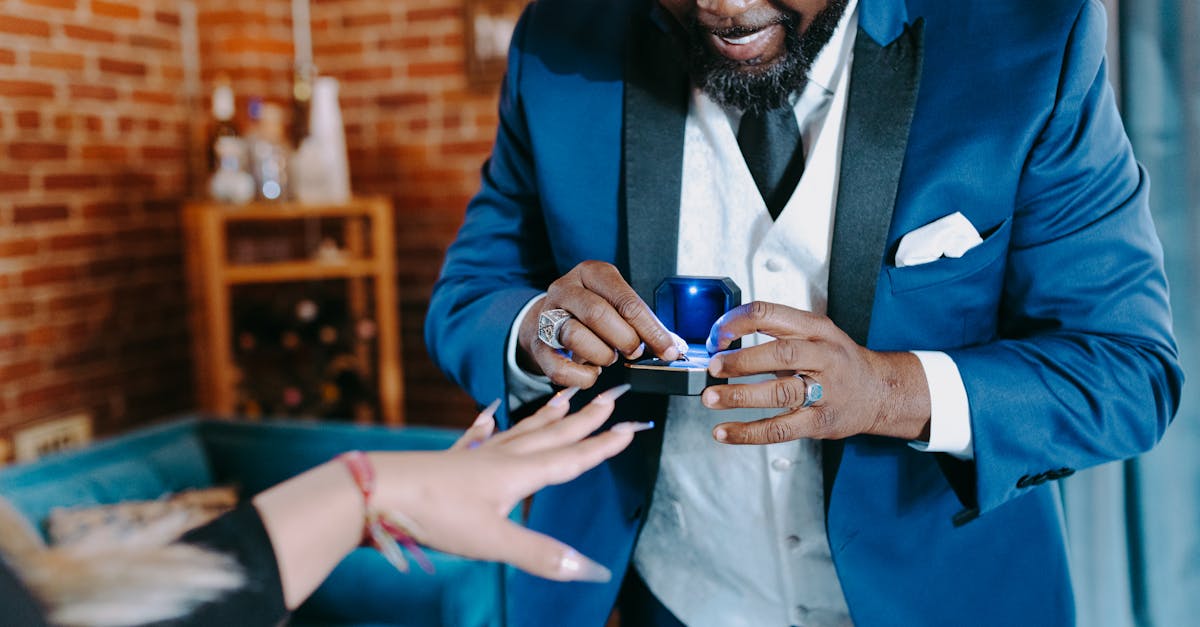 充電器に置かれたスマートリングとそのバッテリー持続時間の表示