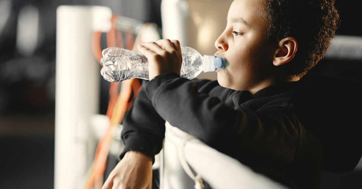 勉強も運動も頑張る中高生が栄養ドリンクを手に笑顔を見せるシーン。元気で明るい雰囲気