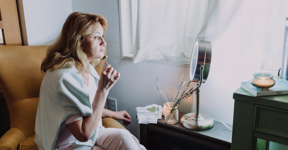 ドレッサーの上に並ぶスキンケアアイテムとトイロバイタライジング。朝の光が差し込む心地よいシーン。