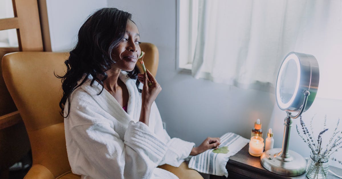 穏やかな雰囲気の部屋でスキンケアを楽しむ女性。日常の中に小さな贅沢を感じる様子を描いたビジュアル。