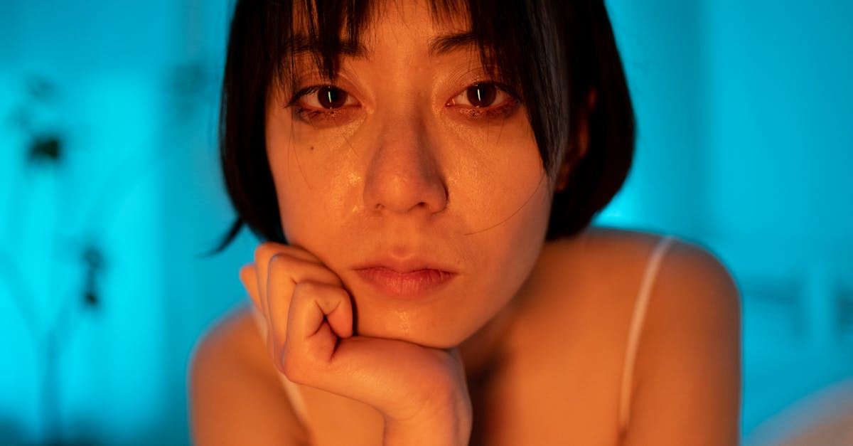 ストレスと睡眠不足に悩む女性のイメージ