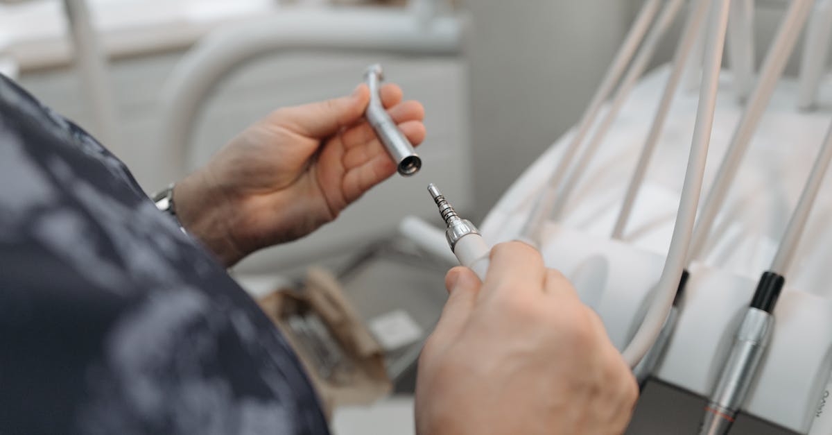 アデランスのスタッフが人工毛を1本ずつ結びつける施術中の様子