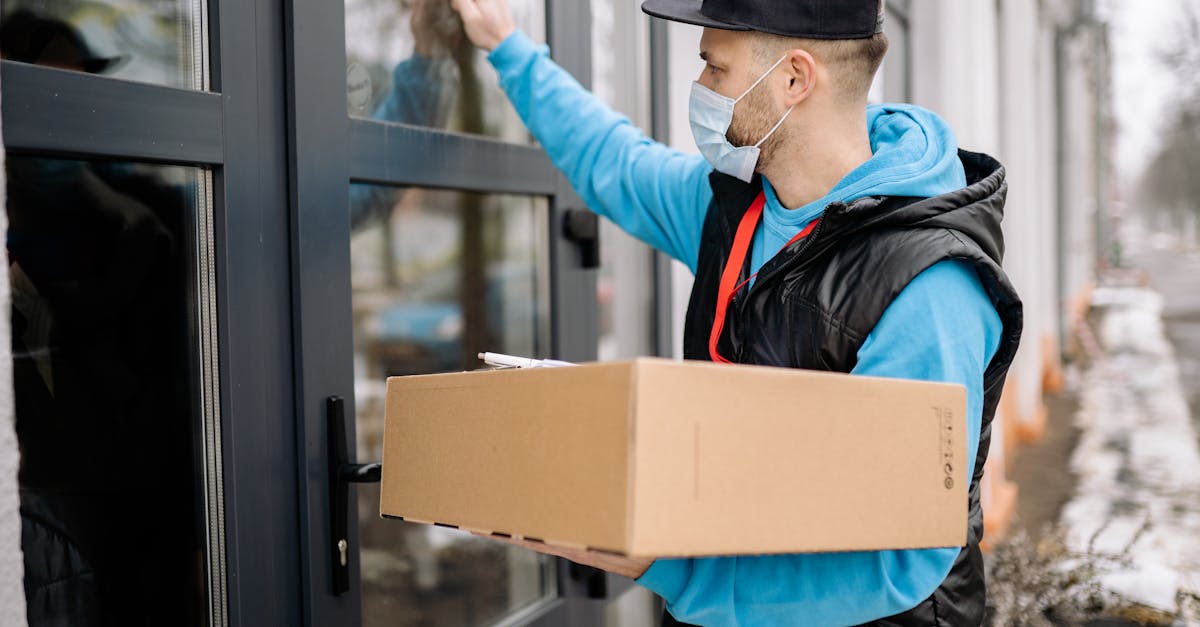 無地の箱でプライバシーに配慮されたED治療薬の配送を受け取る男性のイメージ画像
