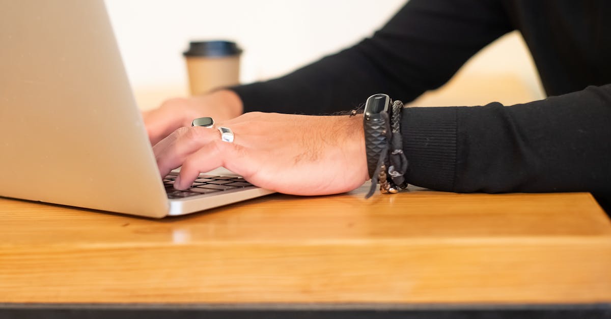 スマートリングの公式通販サイトをスマホでチェックしている様子