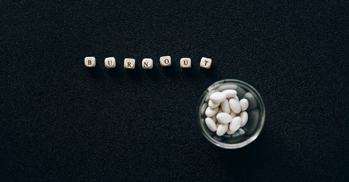 朝起きても疲れが抜けない様子の男性が目覚まし時計を見る場面