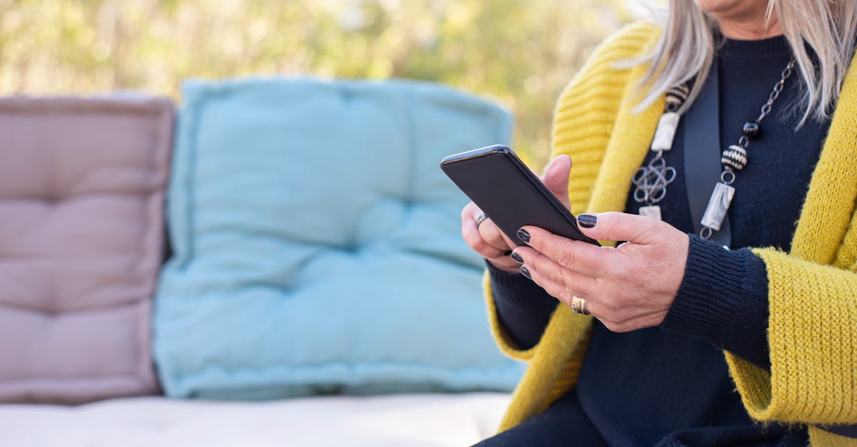 更年期に悩みながらもスマートリングで体調管理をしている女性