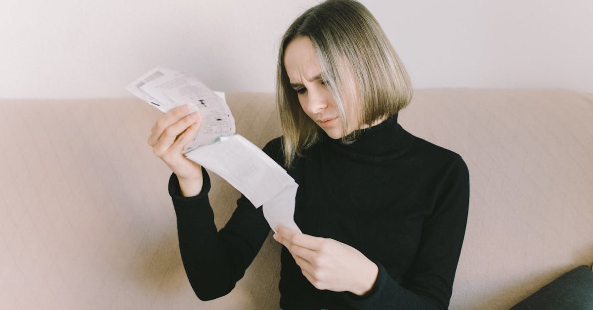 医療脱毛の費用に不安を感じている女性のイメージ