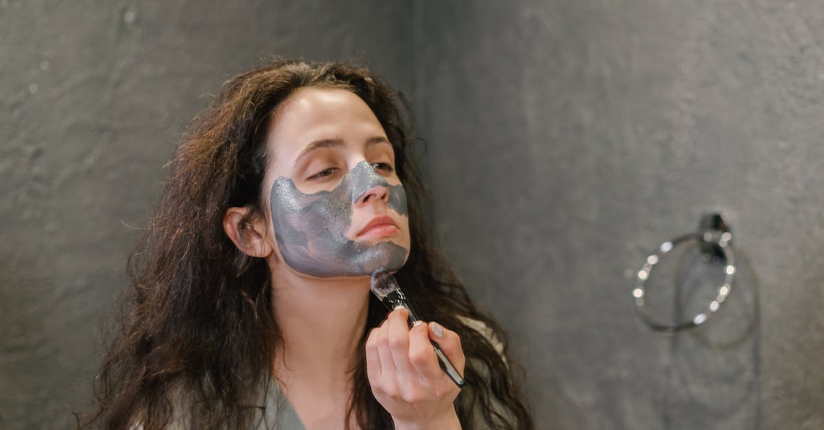 摩擦や強い刺激を伴うスキンケアをしてしまう女性のイメージ。誤ったケアによって肌ダメージが進行する様子を表現。